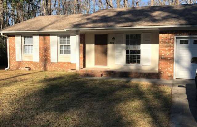 207 W Sherwood Dr - 207 West Sherwood Drive, Havelock, NC 28532