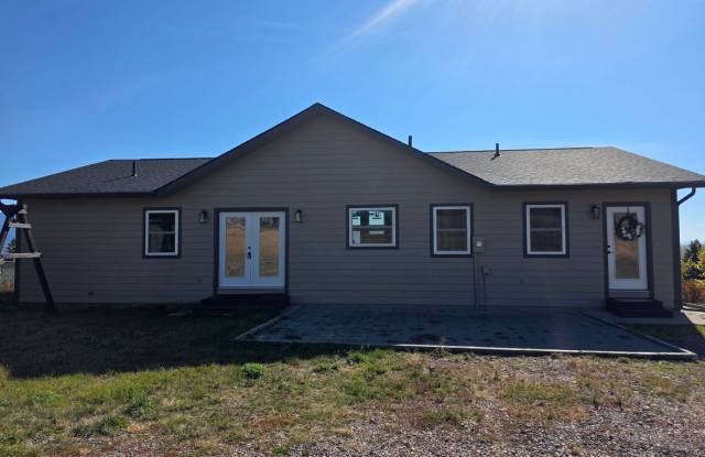 Spacious 3BDR/3BA Single Level home with a detached oversized garage/shop, complete with a kitchenette and 3/4 bath Gallery 3