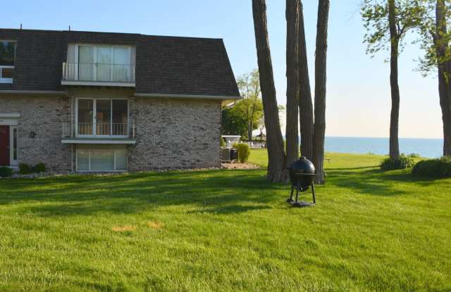 Partially Furnished 2-bedroom, 1 bathroom Condo with Lake View photos photos