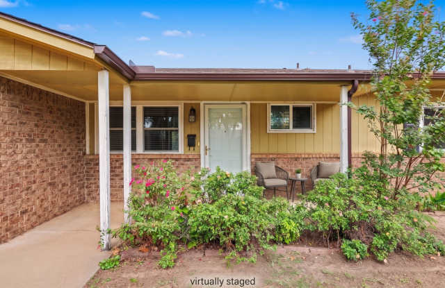 Adorable 3 bed, 1.5 bath in Yukon Gallery 1