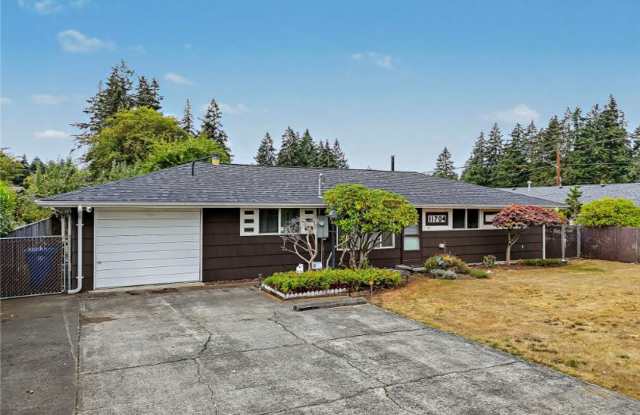 Spacious 3-Bedroom Rambler Near JBLM | Fully Fenced Yard & Bonus Living Room Gallery 4