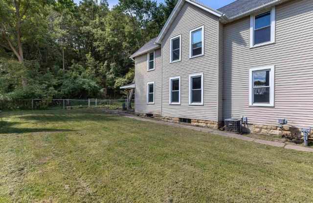 Charming 3-bedroom 1-bathroom single family house rental with a fenced in yard photos photos