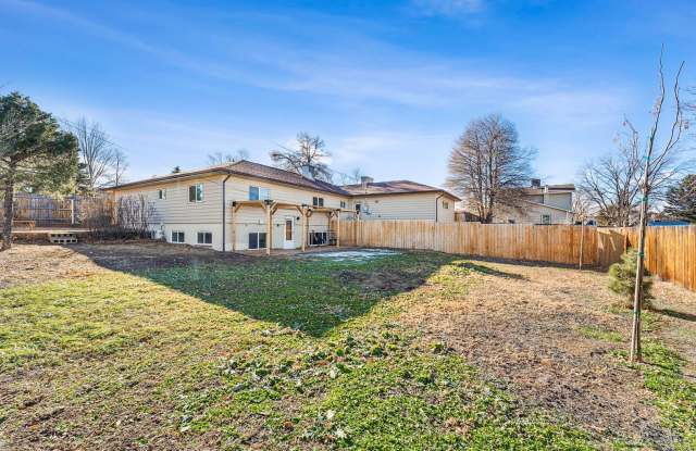 1Bed/1Bath Garden Level Apartment with HUGE Private Yard! photos photos
