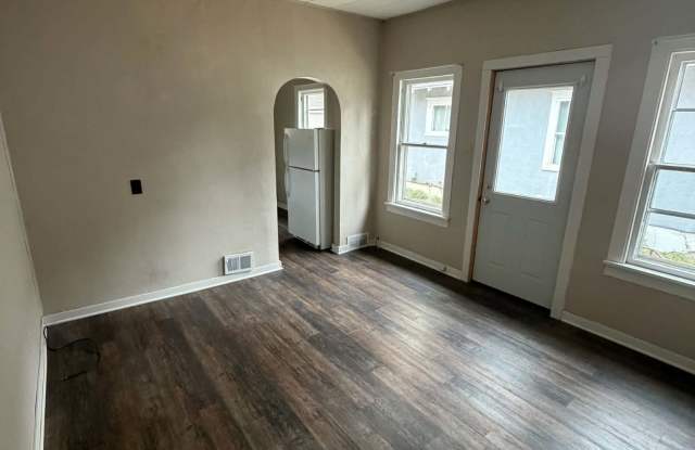 305 North Broadway - 307 1/2 Gallery 1