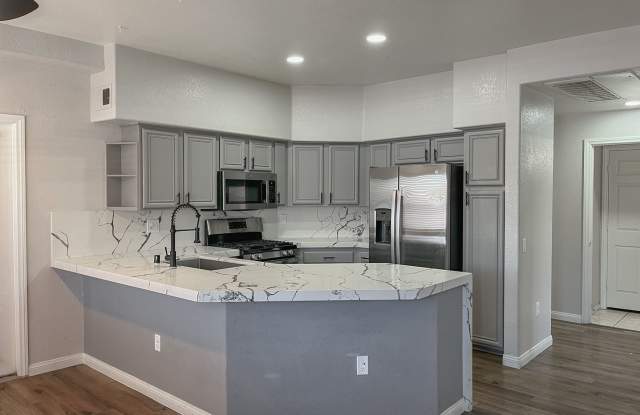 Cozy condo in gated community Gallery 1
