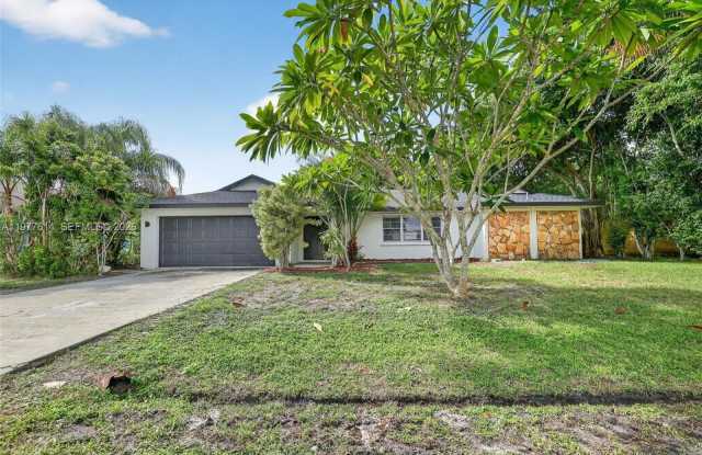 770 SE Hollahan Ave photos photos