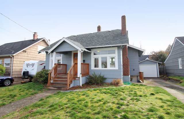 Beautifully Remodeled 3 Bedroom Roseway Bungalow - 3926 Northeast 70th Avenue, Portland, OR 97213