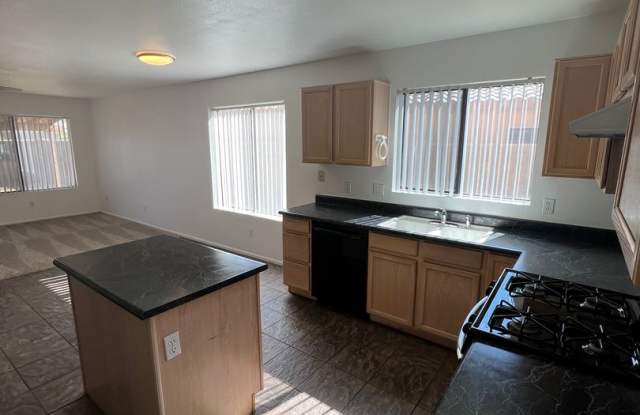 MOVE IN SPECIAL AND  SPACE GALORE!!!  4 Bed/3 Bath w/Loft in Great Glendale Location Gallery 3