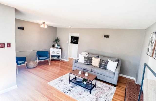 1501 Pinetree Ln. Gallery 4