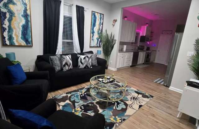 1806 Vinton Street Gallery 4