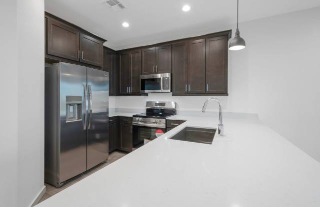 Like New Luxurious Modern 3 Bedroom 2 Bath Townhome in Warner Meadows Gallery 3