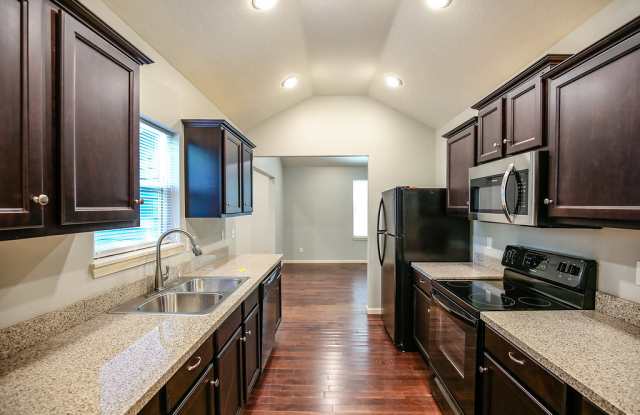 3 bed 2 bath w/ beautiful yard space blocks away from MSU Gallery 3