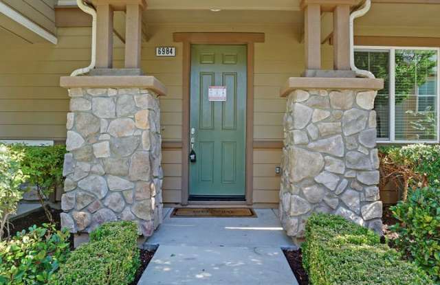 Emerald Vista Luxurious Townhome - 6984 North Mariposa Lane, Dublin, CA 94568