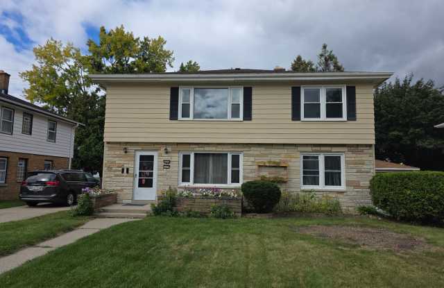 Updated 3 bedroom West Allis upper photos photos