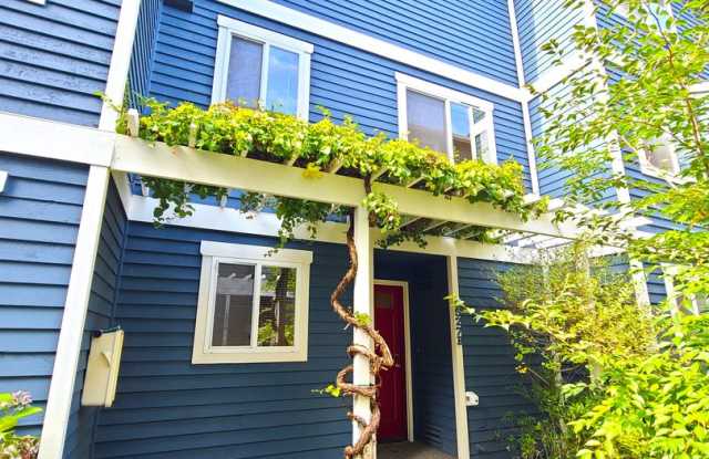 Light & Bright 3BD/2.5BA Bryant Townhome! photos photos