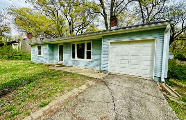 {7047} Ranch with Hardwood Floors and Fresh Paint throughout + Large, Fenced Yard + 1 Car Garage Gallery 3