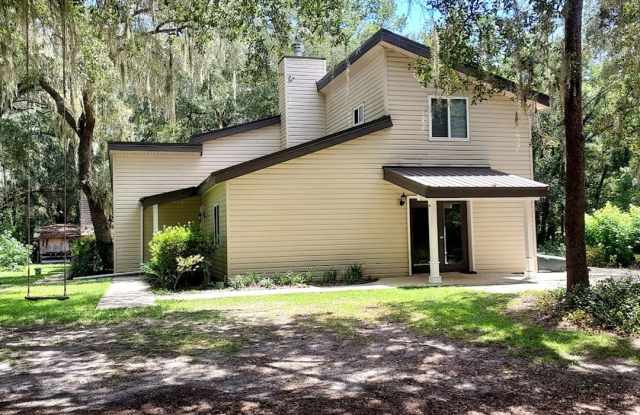 Country Living on Nearly 6 Fenced Acres! Gallery 1