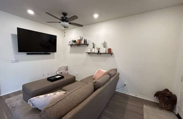 Beautiful Lennar 3 Bedroom - across from MVHS! Gallery 4