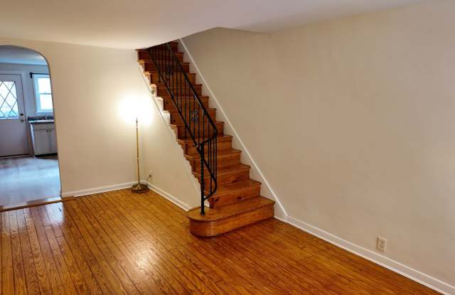 Charming 2-Bedroom Rowhome Pennsport Gallery 1