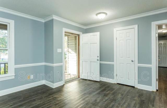 402 Pinecrest Drive West Gallery 2