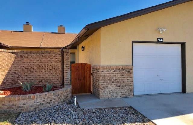 Remodeled, Granite Countertops in Kitchen and Bathrooms, New Appliances - 36 Bent Tree Road, Roswell, NM 88201