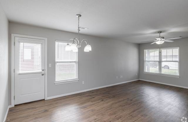 $500 OFF FIRST MONTH RENT - Montclair Court - Duplexes in Siloam Springs, AR Gallery 4