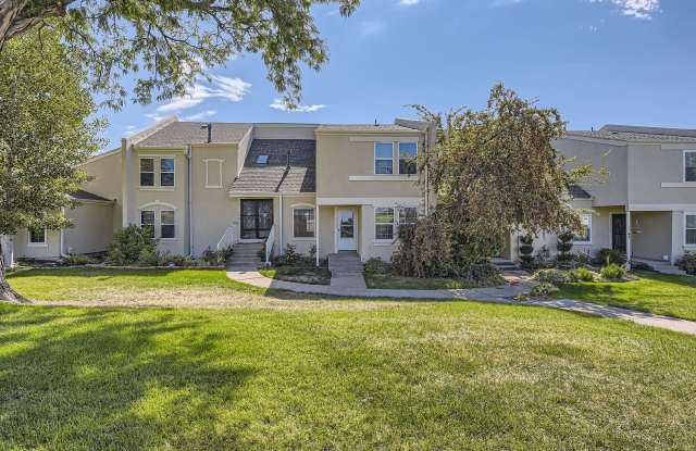 Evolve Real Estate: Available 9/15 Spacious 4 BED 3 BATH Townhome with Vaulted Ceilings and 2 Car Garage! - 13177 East Bethany Place, Aurora, CO 80014