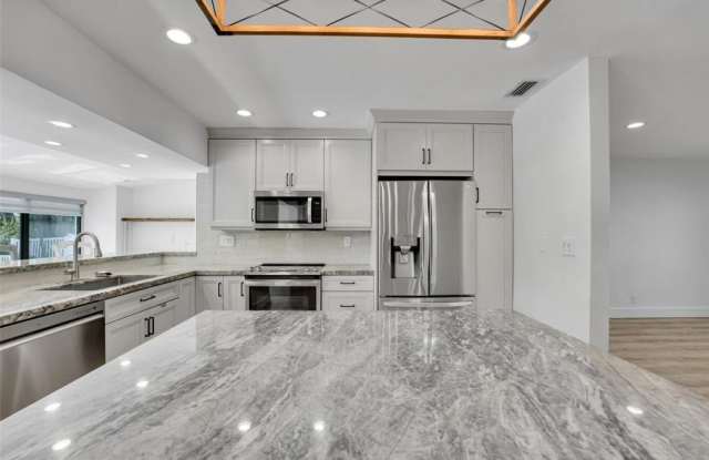 956 SE 10th Ct. Gallery 2