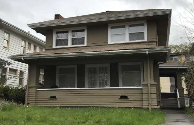 8 Bedroom 2 Bathroom House 6 Parking Spots U District photos photos