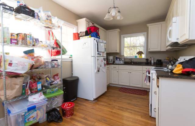 Split- Level Unit in Normaltown! Gallery 4