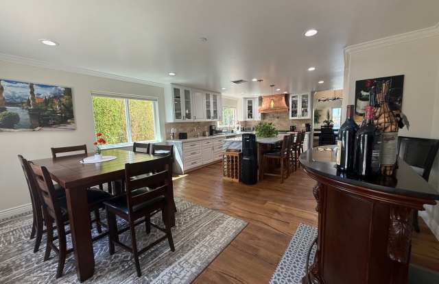 Exquisite 4 bdrm 3.5 bath home w/chef's kitchen, Fully furnished Gallery 1