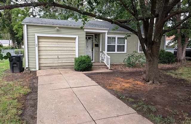 947 ROACH - 947 Roach Street, Salina, KS 67401