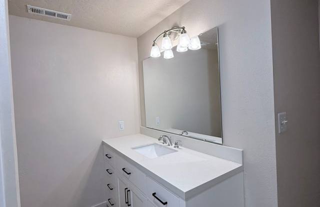 Just Like New! 2 Bedroom Condo! Gallery 3
