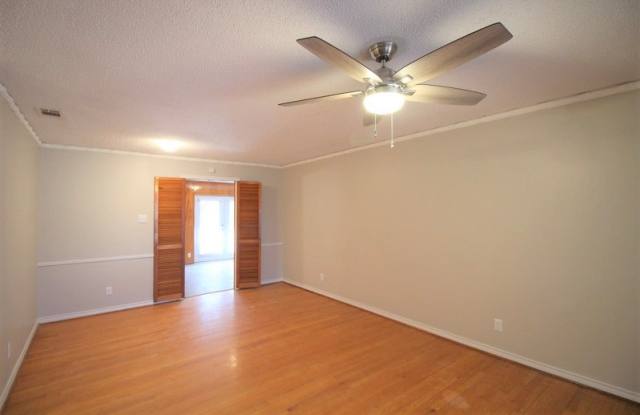4507 Live Oak Dr Gallery 3