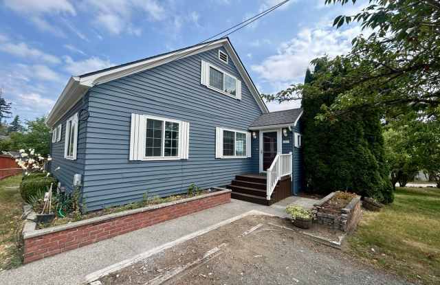 Freshly painted large home near Everett Mall AVAILABLE NOW photos photos
