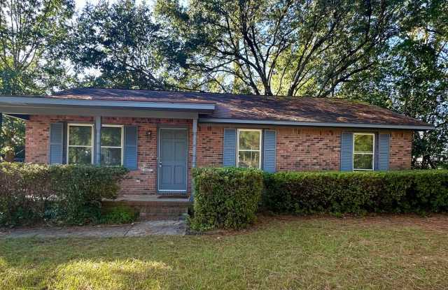 This home offers convenience and comfort! - 214 Thomas Drive, Sumter, SC 29150