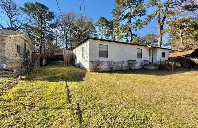 4-bed, 3-bath, HUGE yard! photos photos