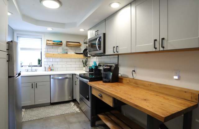 FURNISHED WINTER SEASONAL - 3 bedroom with Stunning Views, 6 mo lease - $2675/mo Gallery 3