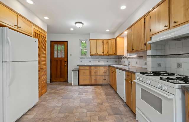 READY FOR MOVE IN! Don't miss this UPDATED 3-bedroom in Forest Hills! photos photos READY FOR MOVE IN! Don't miss this UPDATED 3-bedroom in Forest Hills! photos photos
