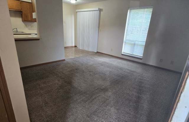 2 Bedroom 1 Bathroom Apartment in heart of Osage Beach! Gallery 2