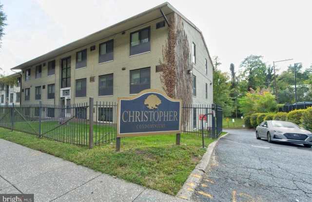 Cozy 1 Bedroom 1 Bathroom Condo- Conveniently Located at DC line photos photos
