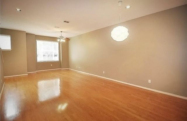 4121 Mckinney Avenue Gallery 4