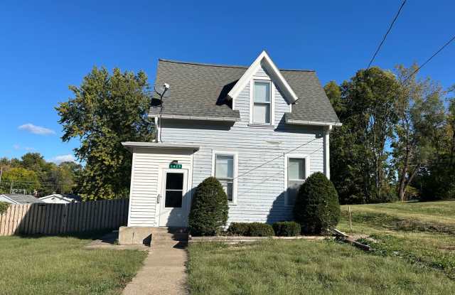 Nice-sized 2-bedroom 1-bath home with a large back yard. - 1429 Monroe Street, Quincy, IL 62301