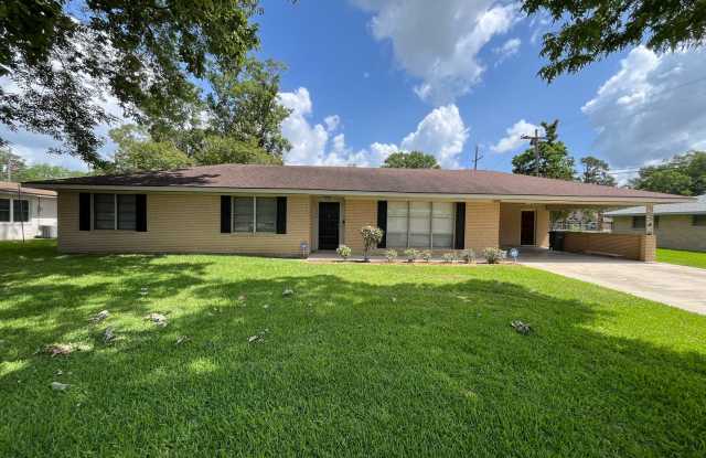 Well maintained home in wonderful neighborhood! - 10645 Kenlee Drive, Baton Rouge, LA 70815 Well maintained home in wonderful neighborhood! - 10645 Kenlee Drive, Baton Rouge, LA 70815