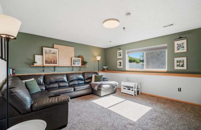 LEASE BEFORE OCT. 1 - UTILITIES INCLUDED! Furnished 3BR Spokane Valley Home Gallery 3