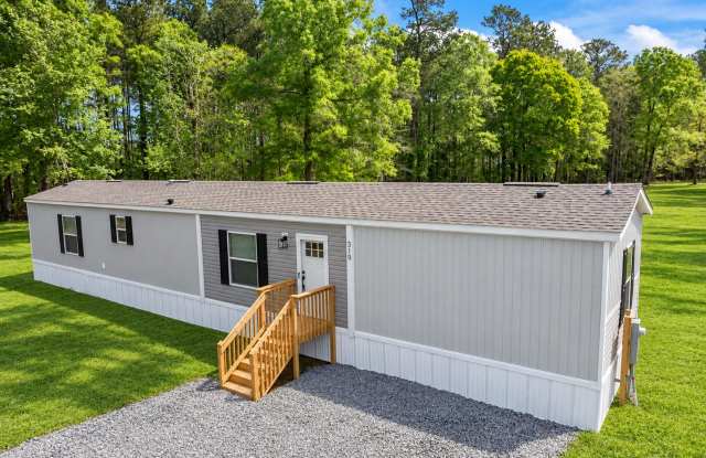 Peaceful 3 Bedroom Rental Home on 1 Acre – Lawn Care Included Gallery 3