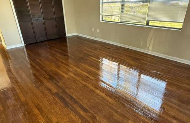 Charming 1 Bedroom Home with Fenced Yard! Gallery 4