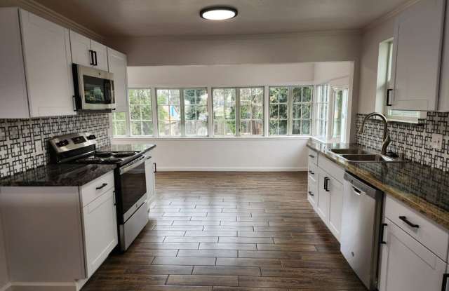 Charming Remodeled 3 Bedroom Victorian In Anderson photos photos