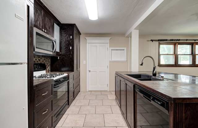 *Move In Special!! 50 Percent Off* Spacious 3BD/2BTH Home Near Lake Hefner photos photos