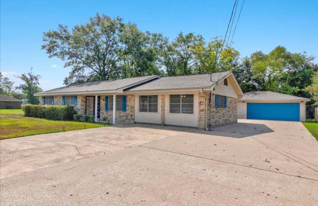 Charming 3BR House in Lumberton - 150 Lynn Drive, Lumberton, TX 77657